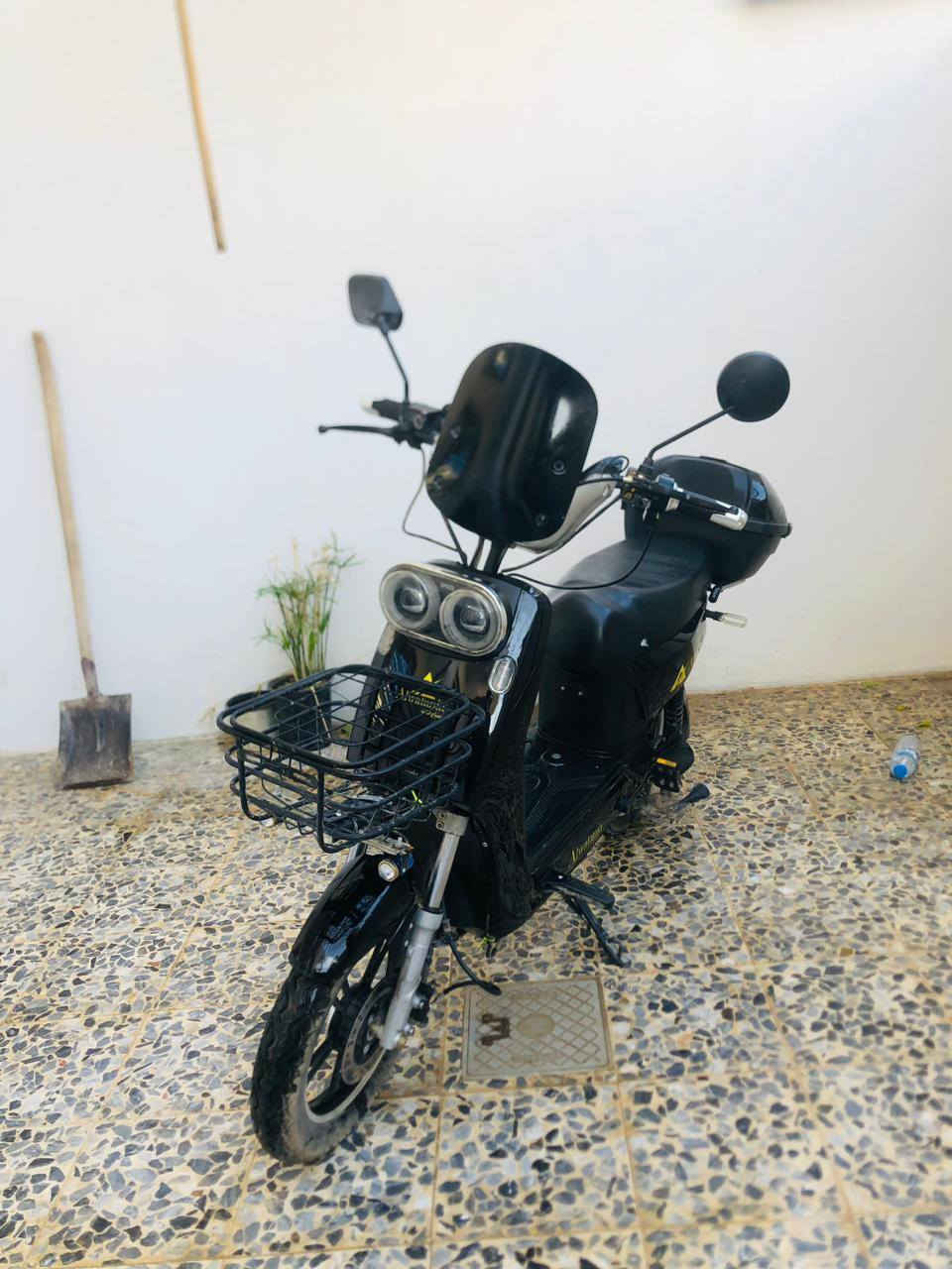 السلام عليكم 
ماطور شحن للبيع 
الموصفات : بطارية 5 مسطره 
سله  اماميه+صندوق خلفي+ بيه نظام P 
3 نمرات السرعه الحقيقيه 55 
التايات چوب ليس
الاسطوب الامامي دهني 
الاسطوب الخلفي بانص 
ملف 800W
 مساحه تحت الكشن 
ومع بدله مطريه + خوده 
السعر : 350 وبيه مجال للطيبين 
المكان : موصل / جانب الايسر 
للتواصل : ***********+ التواصل على الصفحه
