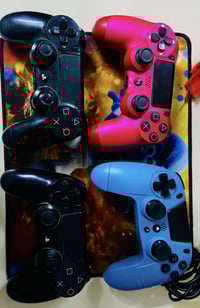 جوستكات للبيع بلي فور اسود اصليات. وشغلت.   حمره بيه مشكله ماعرف شنو و...