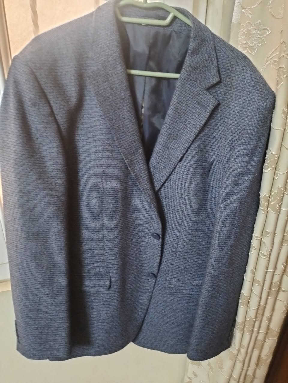 للبيع قوط جدد عدد 4قياس كلها 56 مع جاكتين اسبورت ..شراي يتصل***********
