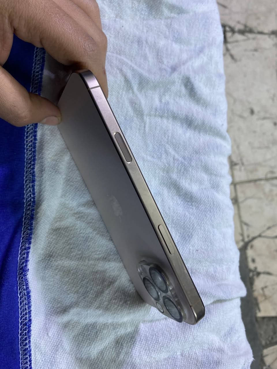 سلام عليكم ايفون 16 برو ماكس ماستر بالضمان بعده
بطاريه 93 مشحون 313 دوره 
جديد ولا شخطه بي سعره مليون و350 الف 
***********. واتساب او اتصال 
مكاني بغداد البنوك
