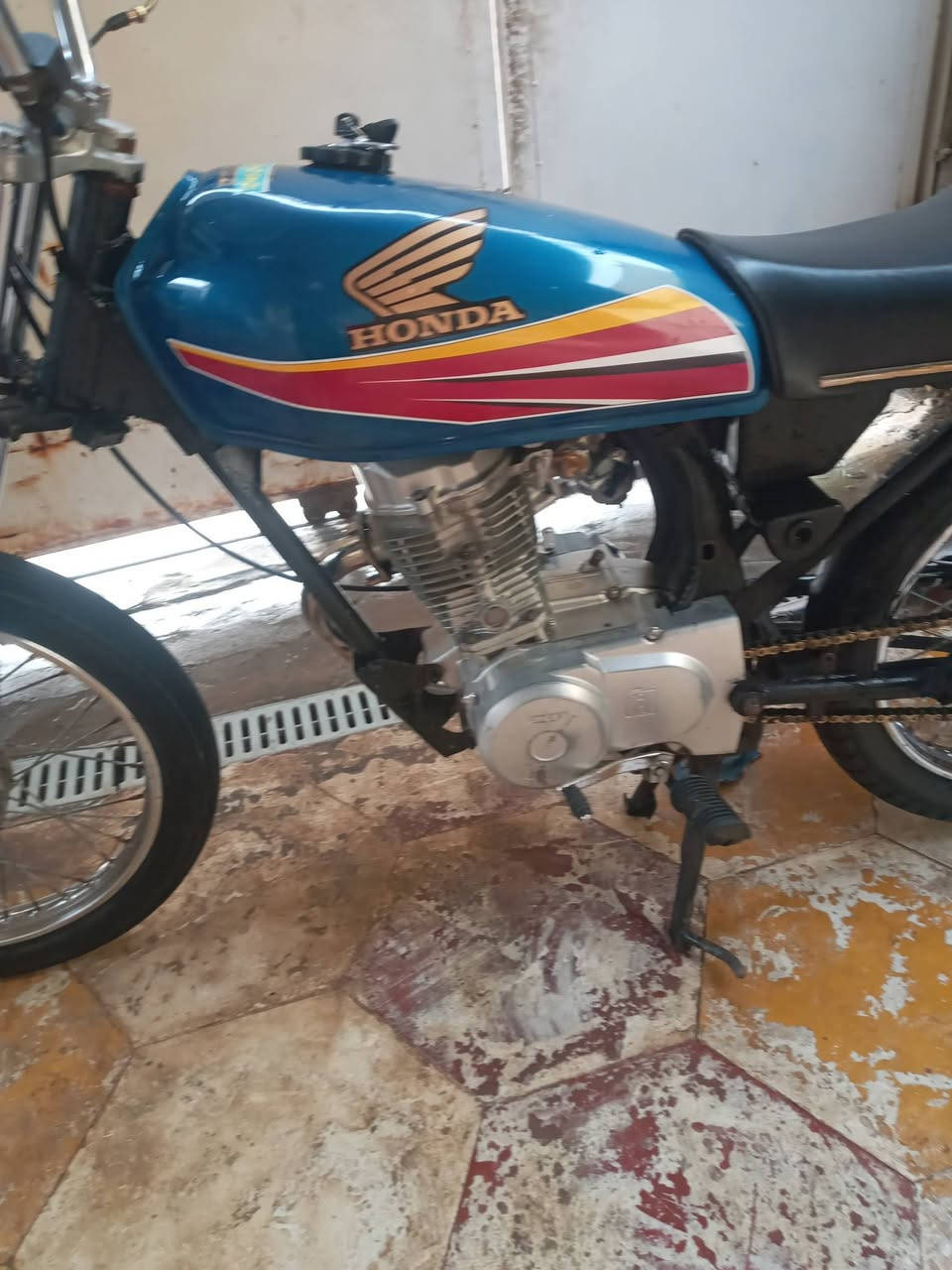 السلام عليكم دراجه نامه البيع الدراجه شوف عينك نضيف وا حلوه المكان ناصرية مركز تضحيه السعر 400 التواصل***********
