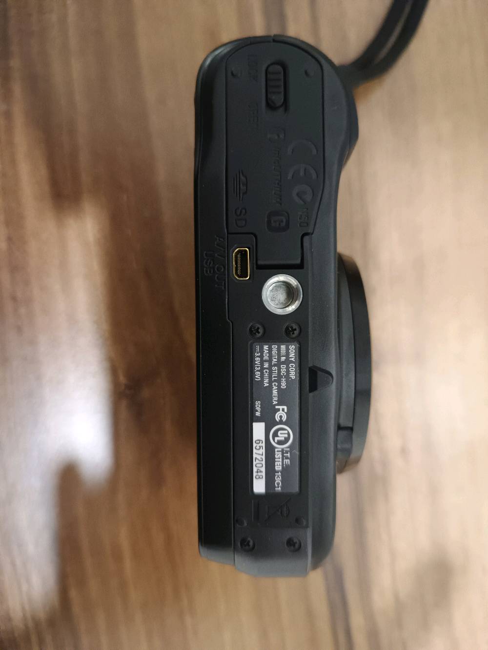 السلام عليكم
كاميرا سوني للبيع
السعر:180 الف
العنوان:بغداد حي تونس
رقم الهاتف : ***********
غير مستعمله 
لا يوجد توصيل

الميزات الرئيسية للمنتج
تقريب رقمي
64x
اللون
أسود
نوع البطارية
ليثيوم أيون
الاتصال
يو إس بي
سلسلة
سوني سايبر شوت
تقريب بصري
16x
الأبعاد
العمق
1.33 بوصة
الارتفاع
2.35 بوصة
العرض
4.12 بوصة
وزن المنتج
6.77 أونصة

ميزات إضافية للمنتج
نوع الشاشة
شاشة LCD
دقة المستشعر
16.1 ميجابكسل
أقصى دقة فيديو
1280x720

ميزات إضافية
تقريب رقمي، USB، تصحيح العين الحمراء
حجم الشاشة
3 بوصة
اللون الخارجي
أسود

الميزات
تقريب رقمي، USB، تصحيح العين الحمراء
حجم الشاشة
3.0 بوصة
النوع
كاميرا بوينت آند شوت
نوع الكاميرا
كاميرا بوينت آند شوت
أقصى دقة
16.1 ميجابكسل
ذاكرة فلاش مدعومة
بطاقة ذاكرة ميموري ستيك ديو، بطاقة ذاكرة SDHC، بطاقة ذاكرة ميموري ستيك مايكرو، بطاقة ذاكرة SDXC، بطاقة microSDHC، بطاقة ذاكرة SD، بطاقة ذاكرة ميموري ستيك برو ديو، بطاقة ذاكرة ميموري ستيك برو ديو عالية السرعة، بطاقة ذاكرة ميكرو (مارك 2)، بطاقة ذاكرة ميموري ستيك برو-HG ديو، بطاقة ميكرو SD

معلومات المنتج
كاميرا سوني سايبر-شوت DSC-H90 كاميرا رقمية صغيرة الحجم بدقة 16.1 ميجابكسل تتيح لك التقاط صور مقربة مذهلة بالإضافة إلى مناظر طبيعية شاسعة. بفضل عدسة سوني G ذات الزاوية العريضة 24 مم ومستشعر الصور Super HAD CCD مقاس 1/2.3 بوصة، تتيح لك هذه الكاميرا الرقمية من سوني التقاط صور بجودة فائقة. يقوم وضع البانوراما الشامل في هذه الكاميرا الرقمية بدقة 16.1 ميجابكسل بدمج الصور تلقائيًا لإنتاج صورة واحدة مذهلة. بفضل التكبير البصري 16x، تُقرّب كاميرا سوني سايبر-شوت DSC-H90 الأشياء البعيدة دون فقدان الحدة. تُسهّل شاشة LCD الكبيرة مقاس 3 بوصات في هذه الكاميرا الرقمية من سوني عرض الصور وقراءة القائمة وتكوين اللقطات حتى في ظروف الإضاءة الساطعة. يكتشف الوضع التلقائي الذكي في كاميرا سوني سايبر-شوت DSC-H90 المشاهد وظروف الإضاءة والوجوه ويضبط الإعدادات