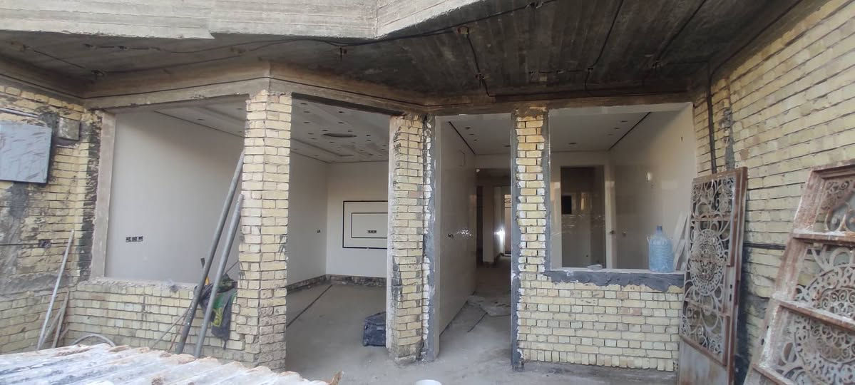 سلام عليكم توفر عندي بيت زراعي سند 25 سند وكاله موجودات على طابو الخلاني مساحه البيت 188متر جبها 7ونص نزال 25 بناء حديث 2026 البيت بي5غرف البيت كامل عوزه شي بسيط بيبان وشبابيك وكاشي شغل البيت بواري خلاطات شغل تركي درجه اولى منطقه كامله كل الخدمات مي مجاري كهرباء ماعده تبليط قريب جدا موجوده ارصفه موقع البيت البلديات الضباط خلف الصحفيين اقرب نقطه داله مدرسه زين القوس منطقه حي الامير الاستفسار اكثر ***********رد واتساب ماسنجر اخوكم حسن للعقارات
