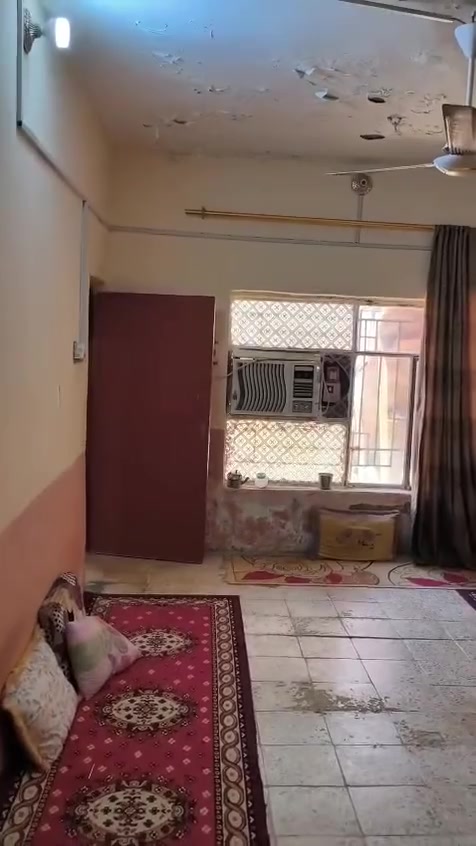 السلام عليكم
بيت للبيع بحي اريدو 200 متر رابع بيت عن الشارع السايدين مال مستشفى المعوقين قرب الوكيل دويج وملعب اريدو  يحتوي على ثلاث غرف ثنين فوگ وحدة جوة ومطبخ استقبال هول الطابق الفوك معزول بدرج سعر البيت 195 وبي مجال للشراي أي استفسار ***********
