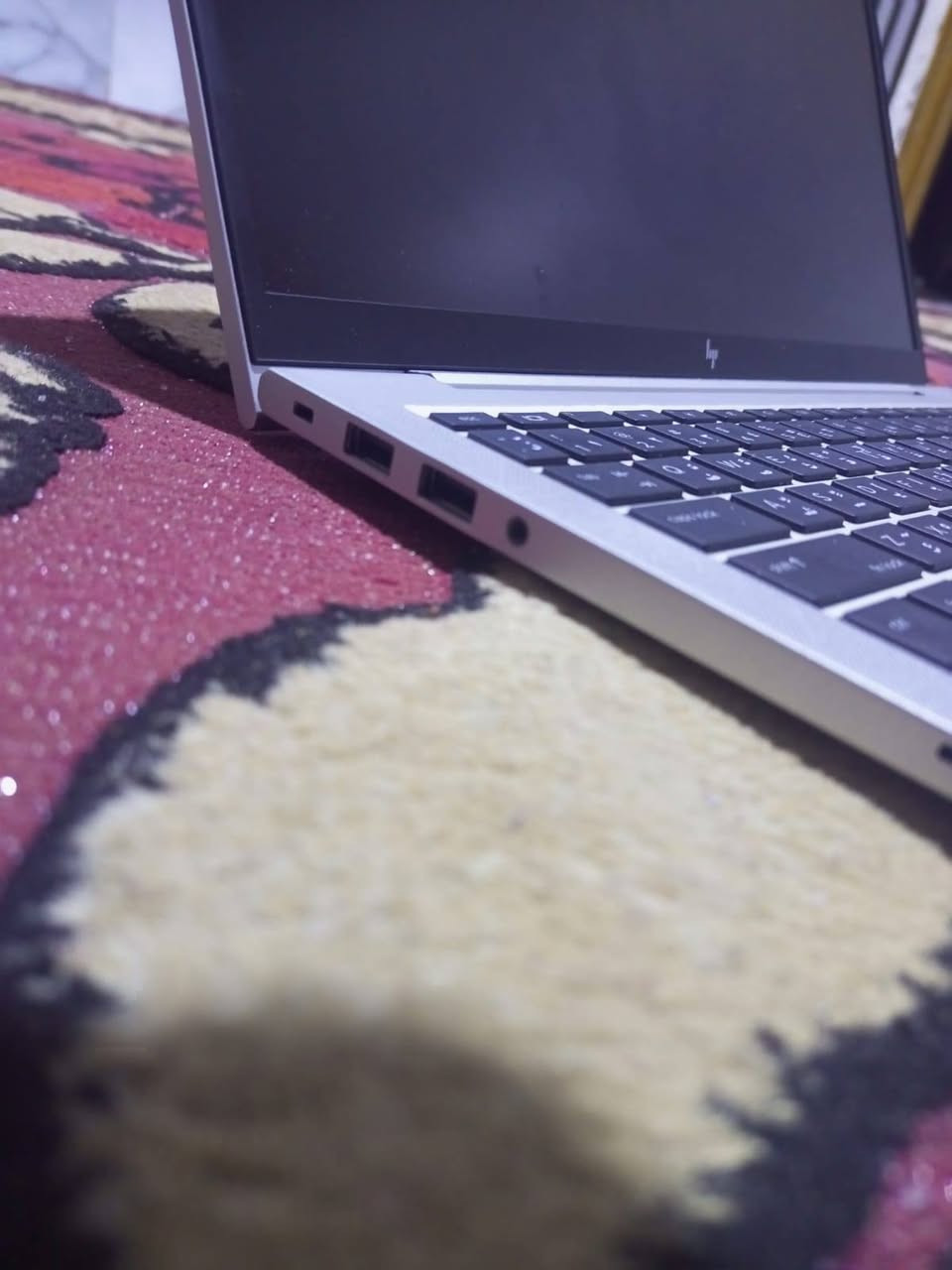 🔥 عرض قوي 🔥  
HP EliteBook 845 G8
💰 السعر: 400,000 الف دينار فقط  

جهاز عملي وسريع مناسب للدراسة، الشغل، والبرامج الهندسية والالعاب

📋 مواصفات الحاسبة:
الموديل: HP 845 G8 الجيل العاشر 
المعالج: AMD Ryzen 5 PRO 5650U سداسي الأنوية - أداء قوي وتوفير طاقة
الرام: 8 جيجا DDR4
الهارد: 256 جيجا SSD M.2 - إقلاع سريع خلال ثواني
الشاشة: 14 بوصة FHD IPS ألوان واضحة وزوايا مشاهدة ممتازة
كارت الشاشة: AMD Radeon مدمج خارجي

🔌 المنافذ:
2 × USB-C يدعم الشحن ونقل البيانات
2 × USB 3.1 
HDMI 
منفذ سماعات/مايك 3.5mm


**إذا كنت صاحب هذا الإعلان وتريد حذفه لأي سبب، رجاءا أرسل رسالة إلى الدعم الفني**