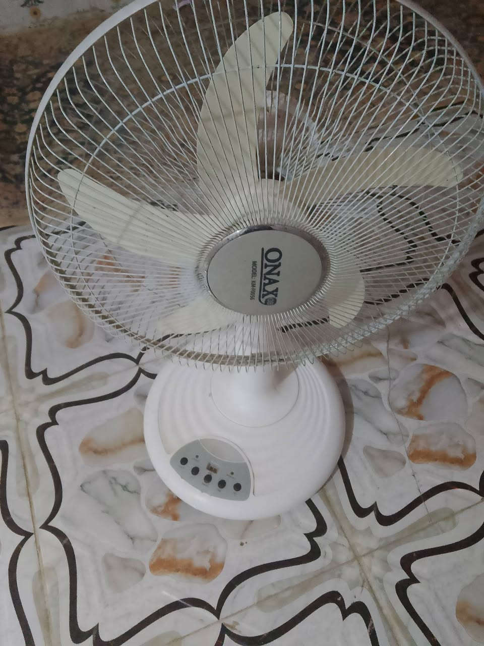 شباب عندي مروحه ارضيه للبيع كلش نضيفه شغاله على شحن وكهرباء مكاني ناصريه مركز ،
***********. السعر 35 وبيه مجال.
