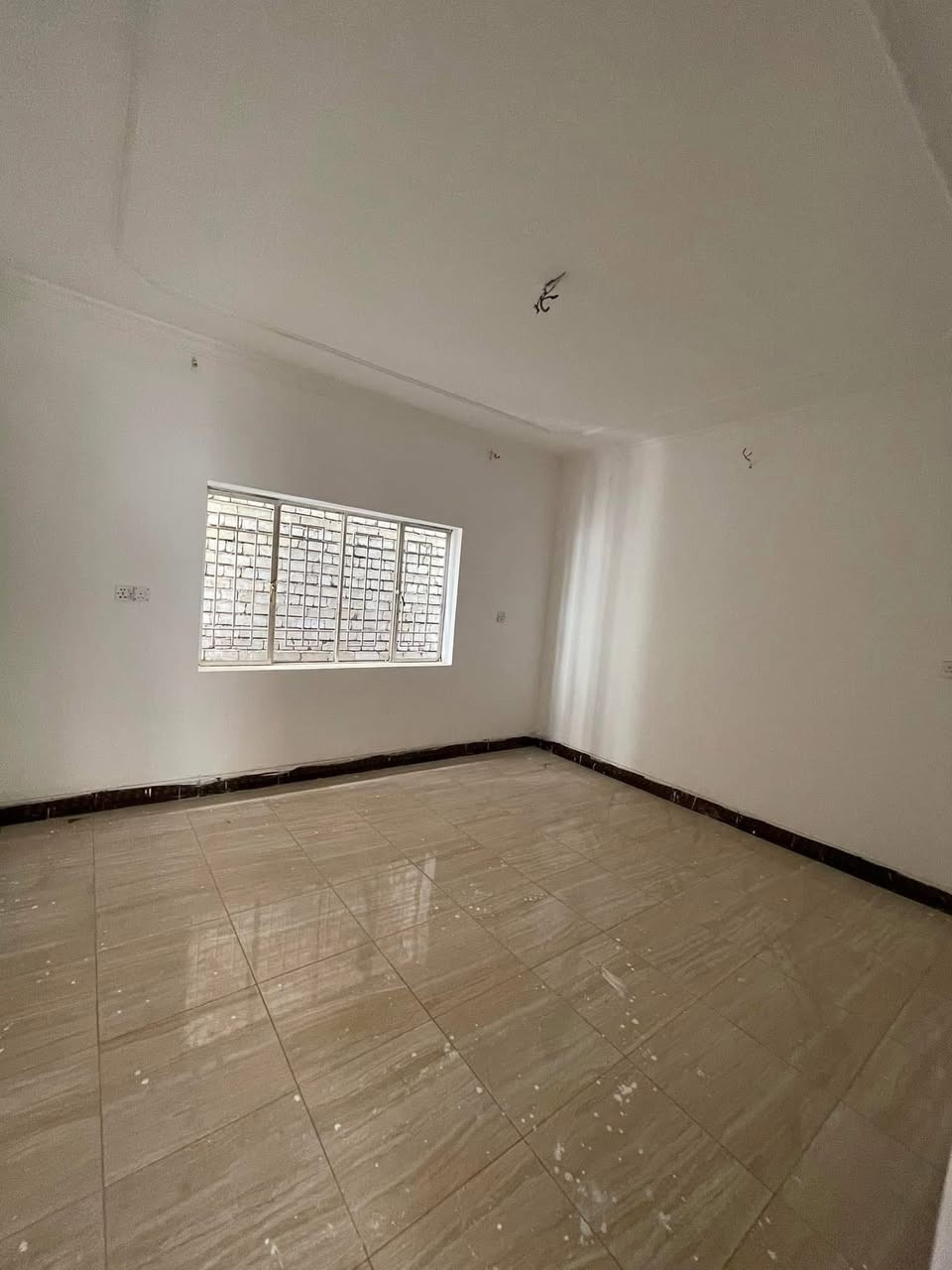 السلام عليكم بيت ترميم حديث الدوره الميكانيك قرب اسواق الكوخ شارع الفورتات للبيع او الايجار مساحة ١٠٠ متر نظيف ٣ غرف حمامين ومطبخ وطابقين 
***********
