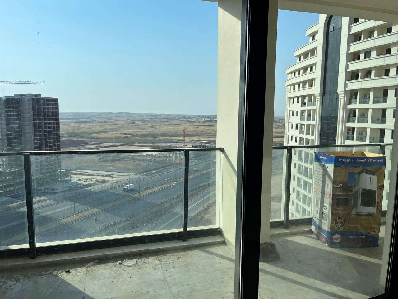 شقه للايجار منطقه ذهبيه
مجمع لايف تاور 
غرفه صاله 
فارغه 
واجهه 120 
الاستفسار على واتساب 
رقم 
***********
