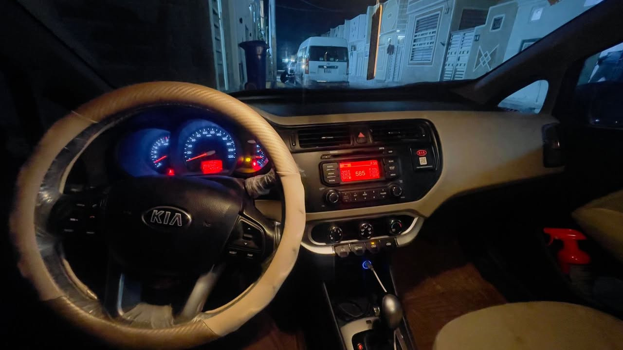 سلام عليكم كيا ريو 2015 خليجي كفالة عامة ماشية 50 الف حقيقي وتروح تفحص وين ما جان سيارة جديدة بشكل تحويل ثاني يوم بيها بس شخط بالباب الي ورة سايق سعرها 118 وبيها مجال قليل ***********
