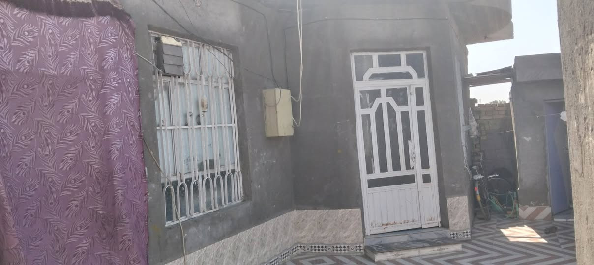سلام عليكم بيت للبيع المكان فرع ابو المامش حي العدل المساحه 200متر بيه قرفتين وصاله ومطبخ ودوانيه وحوش اربع مترات ونص وعرضه سبع مترات الستفسار عل الرقم***********
