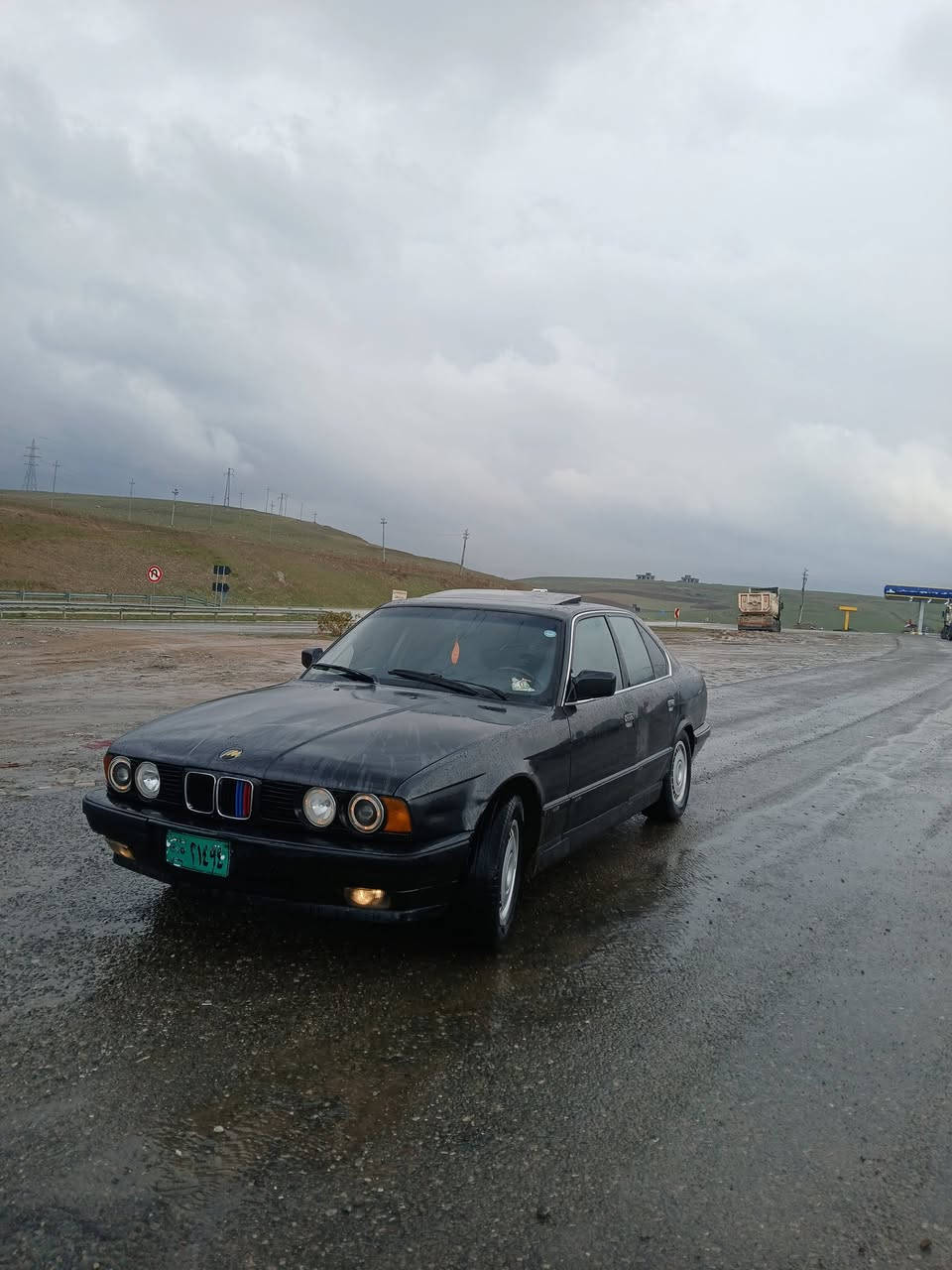 بیێم مۆدیل 1988 مکینە 520گیرحادی  گیروو مکینی بی عیبە  بی لیدڕانوو برانوە واجیهای ئسلی وکالی لە گلە هەزوو پاکانی بۆ کراوە دووجام کاربایە سلایتە کاربایشی مزبووتە سحری 35 کمیک ماملە
***********
