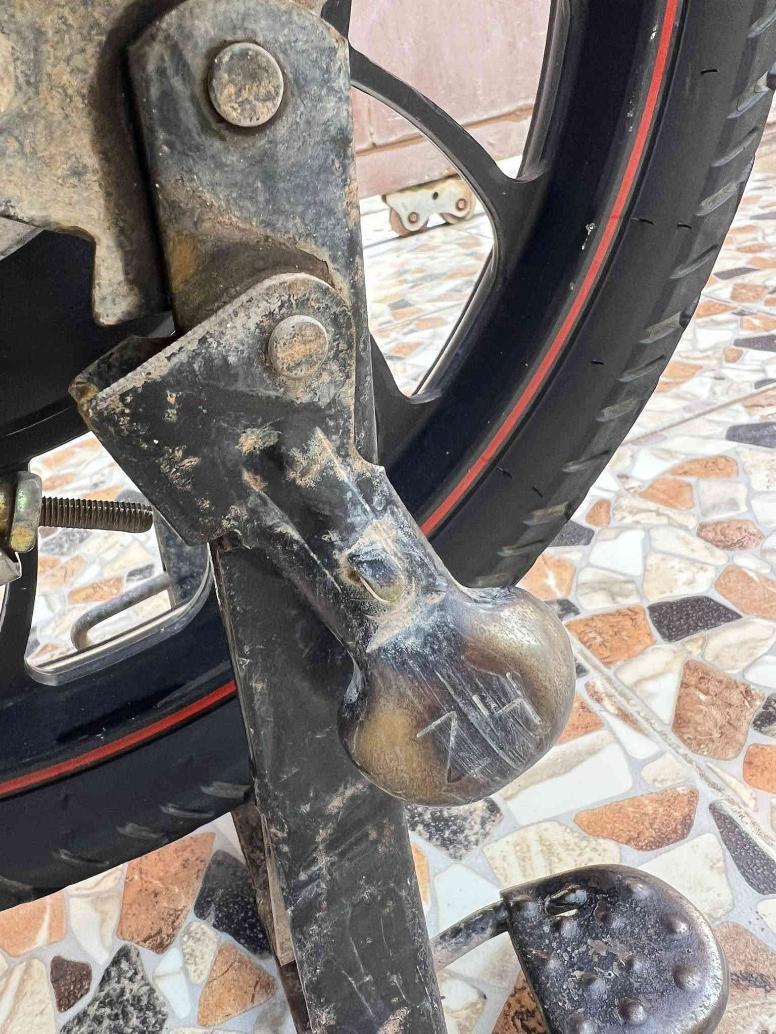 سلام عليكم
دراجه شحن HIS
لون احمر 
موديل 2024
بدلتله بطاريات قبل شهر واحد
دراجه نظيفه كلش 
بيها نقوصات مثل المرايه اليمنه يمكن بلفين
وجكمجه مابداتها
وسبرنك مال ستاند 
الباقي كله سليم
مكاني ديالى الحديد حي الاملاك 
السعر 240 وبيها مجال حك الجيه  
مستعجل عله بيعته كلش
رقمي ***********
