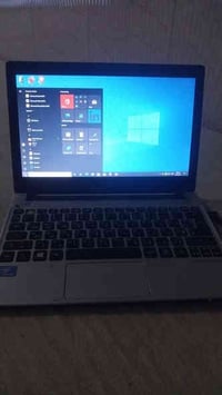 لابتوب حجم وصط acer بدون شاحنه   والبطارية صفر يشتغل مباشر على شاحنه س...