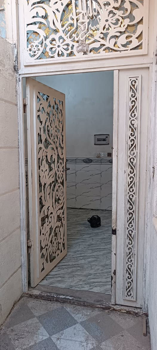 السلام عليكم 
معروض للايجار نصف دار خلفي بناءً حديث طابقين في منطقة الفداء شارع ابو لبنان خلف دورية الشرطة 
الطابق الاول 
استقبال وصاله وغرفه ومطبخ وصحيات 
الطابق الثاني 
غرفتين وصاله 
للاستفسار الاتصال واتساب ***********
مكتب المدار الذهبي للعقار
