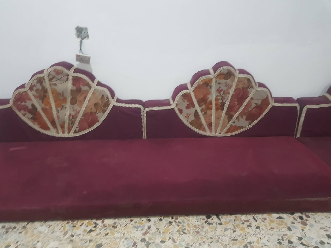 جلسة خليجي ١٠ متر نظافة ٩٠ بالمية محتاجة بس غسل لان متروكه السعر ١٥٠ وبيها مجال النجف الاشرف واتساب او خاص وتدللون ***********
