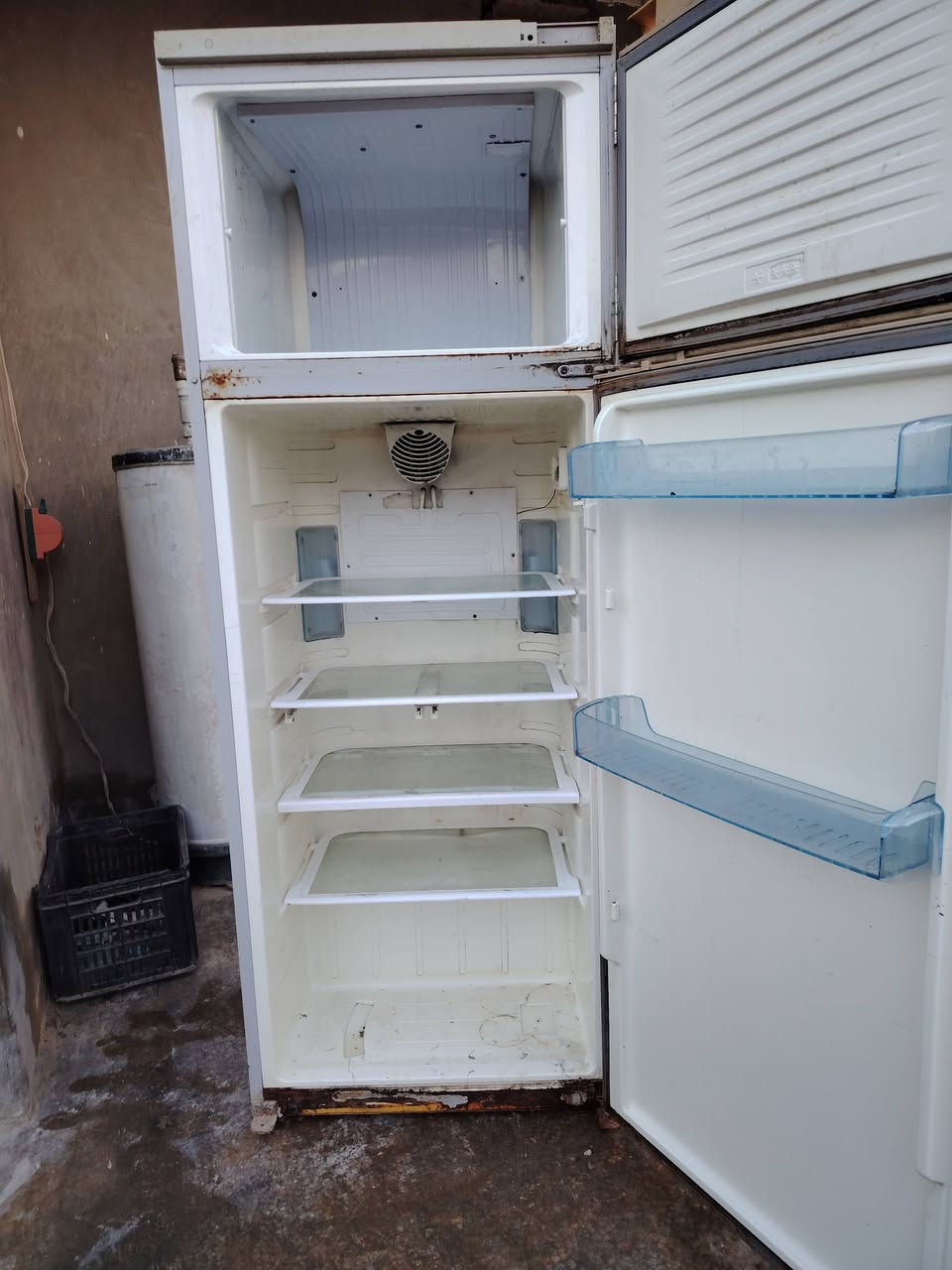 السلام عليكم يوجد ثلاجه للبيع شرط التجميد الرقم ***********

