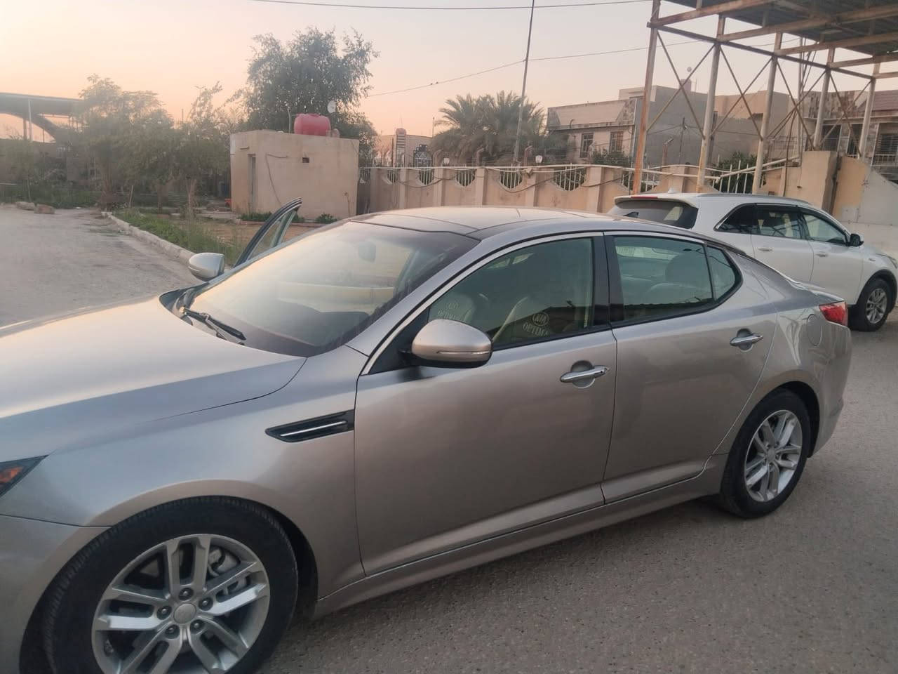 كيا أوبتما 2012 تيربو  (فول المواصفات) للبيع 🚗
السلام عليكم..
للبيع سيارة كيا أوبتما موديل 2012، استخدام شخصي وبحالة ممتازة جداً، السيارة جاهزة ومابيها أي نقص (شغل وتوكل على الله).
🔹 المواصفات الفنية والمحرك:
المحرك: 2.0 Turbo (تيربو قوي واقتصادي) بحالة ممتازة.
.
اللون الخارجي: رصاصي مميز.
اللون الداخلي: مكس أسود ورصاصي، ومطعم بلمسات كاربون فايبر داخلية تنطيها مظهر رياضي وفخم.
🔹 الإضافات والمميزات:
شاشة كاملة كبيرة مع كاميرا خلفية واضحة.
تحكم أستيران كامل + شفتات بالستيرنج (تبديل دندش).
مثبت سرعة (كروز كنترول).
تبريد ثلج وخير من الله (ما شاء الله).
تخم تاير جديد بالكامل تم تبديله مؤخراً.
🔹 حالة البودي (الهيكل):
السيارة بيها 3 قطع صبغ خارجي فقط (بدون دواخل نهائياً)، الدواخل كلها سليمة وشرط الفحص.
💵 السعر المطلوب: 105 وبيه مجال
📍 الموقع: بابل
 ***********
