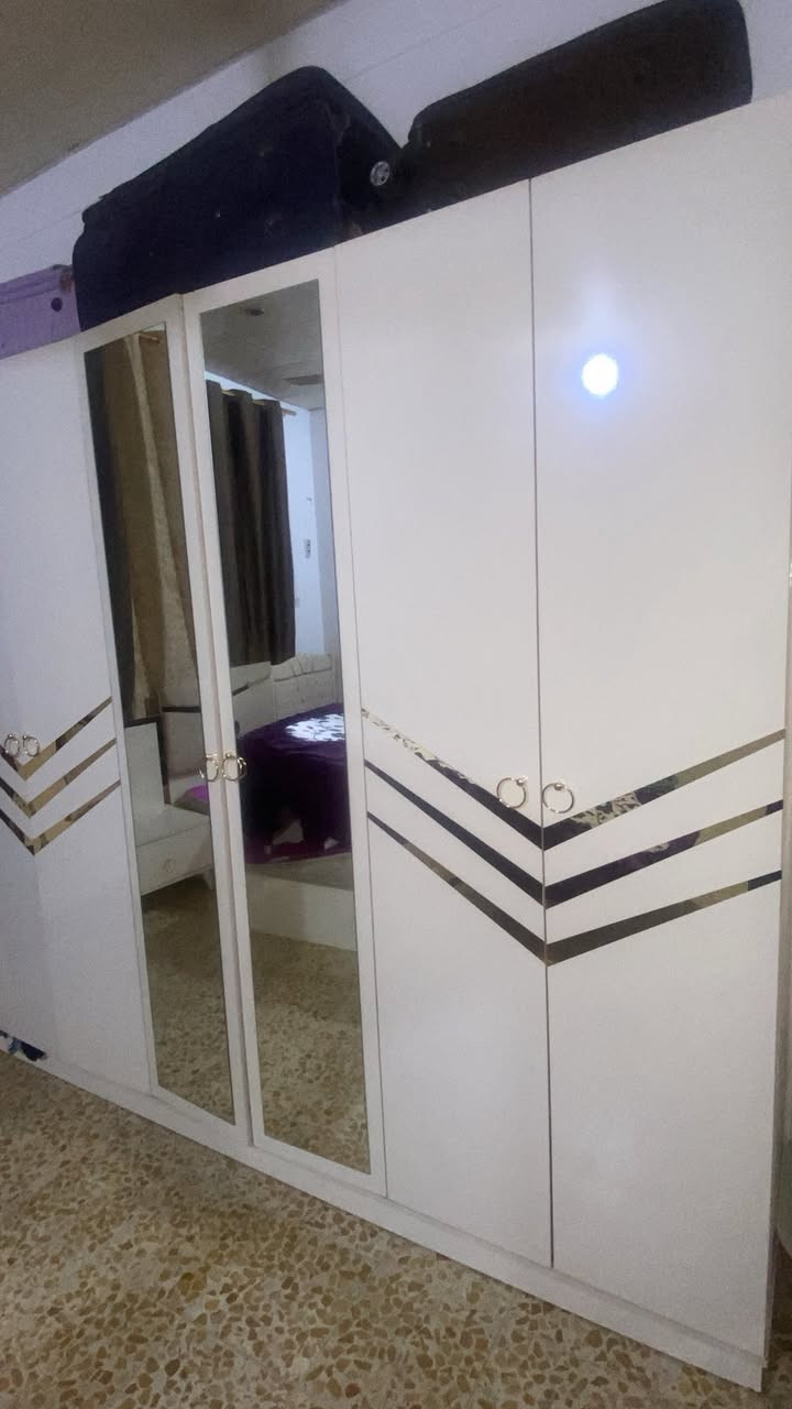 اثاث بيت جديد للبيع نجف واتساب ***********
غرفة نوم ٦ قطع نظيفه جدا 
مبردة جديده
مراوح ٣ 
سبلت طنين اصلي جديد 
بردات تفصال ٤ 
كاربتات ارضية 
سخان 
طباخ 
كاونتر 
ميز طعام ٤ كراسي 
كيشوانيات ٦ قطع خشب بلاستك حديد 
واتساب ***********
