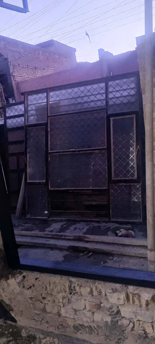 شباكين واحد استقبال طوله 2/70 متر وعرضه 2 وشباك مطبخ كامل مع باب وباب استقبال طوله 2/70 متر وعرضه متر وربع كلهن 2 ونص ملم وسعر 500 وبيها مجال 
رقم الهاتف *********** لو تجي خاص على فيس بوك
