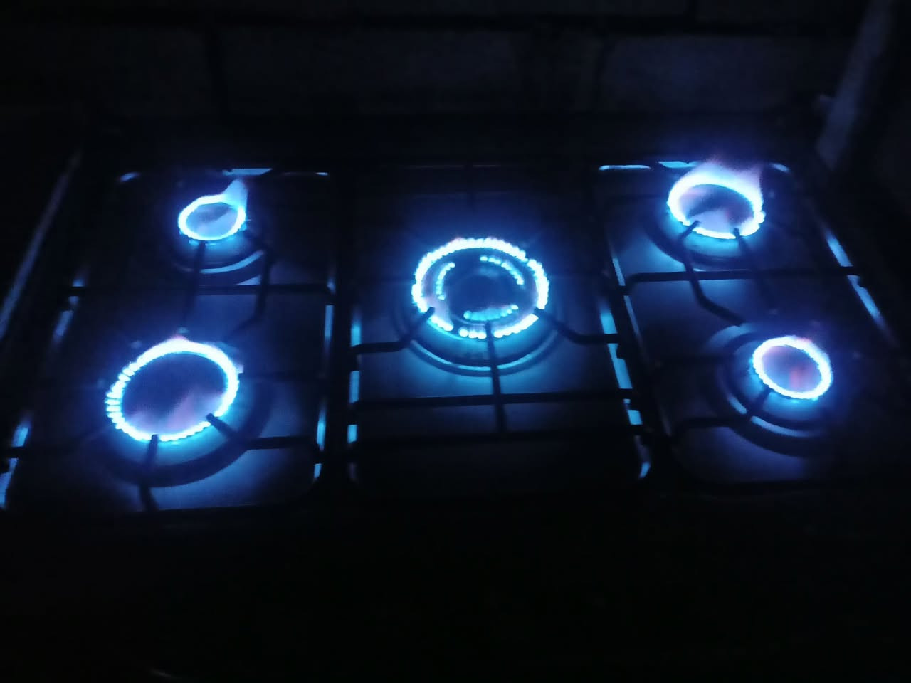 طباخ لبيع السعر ٢٥٠ الموقع حي الركان والرقم ***********
