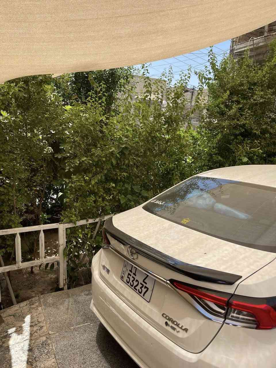 سلام عليكم بيت لبيع حي الجامعه شارع الكهرباء مقابل جمعيه النسيج مساحه 100 متر بل سند بس هوه 105 ثلاث طوابق 5 نوم 3 حمام مدخلين صاله ومطبخ كراج سياره وحديقه صغيره ومقابيل البيت تشجير مساحه 600 متر حديقه مزروعه حمضيات وتين ونخل كلش حلوه البيت نقصه واجه فقط السعر خاص أول الاتصال ***********
