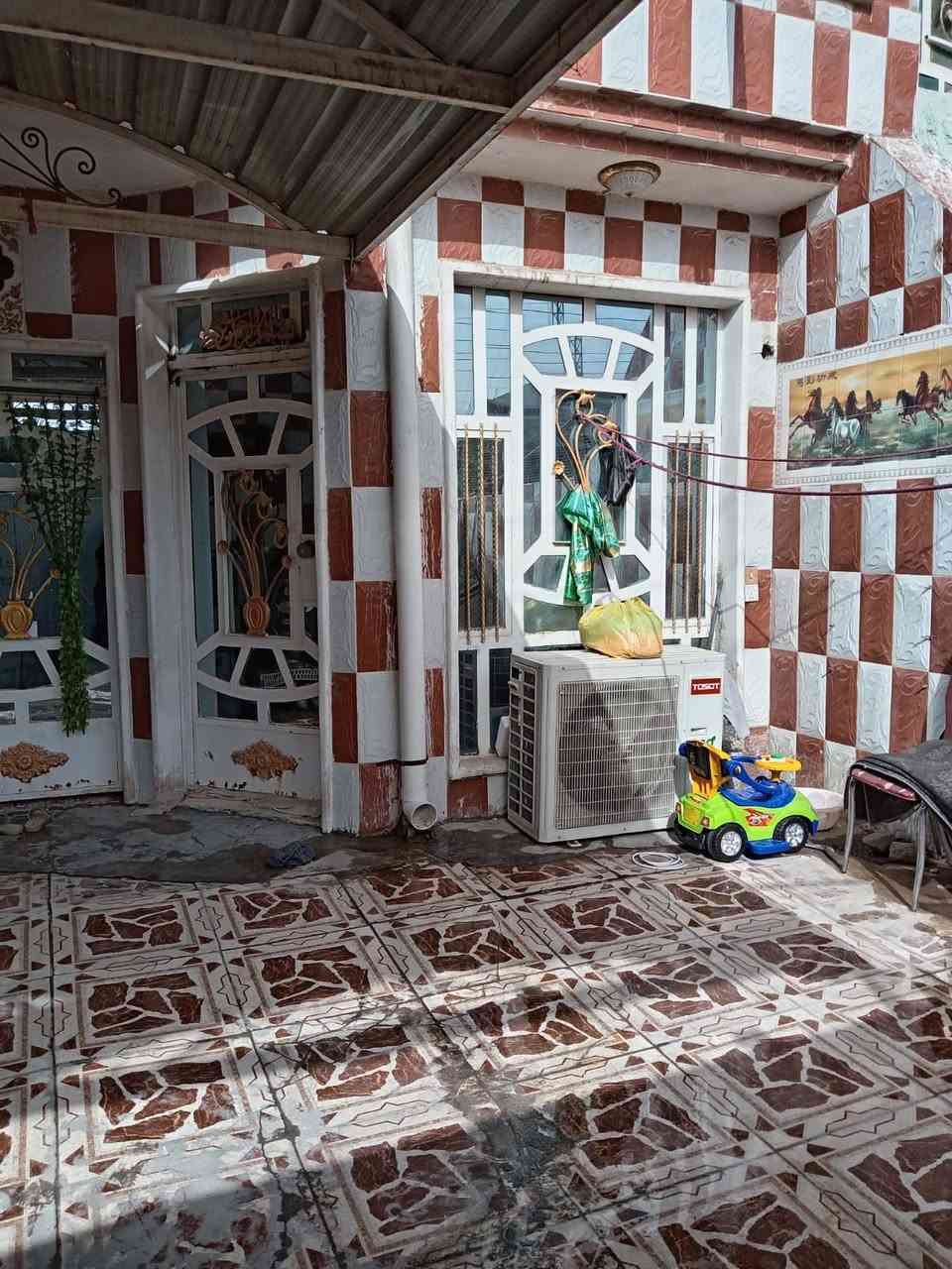 سلام عليكم عندي بيت طابقين طابو صرف للبيع مساحته ١٣٥ متر بيت بي ٤ غرف نوم وصاله واستقبال وصحيات ومطبخ وطرمه ومنور مكان المحموديه حي العسكري ***********
