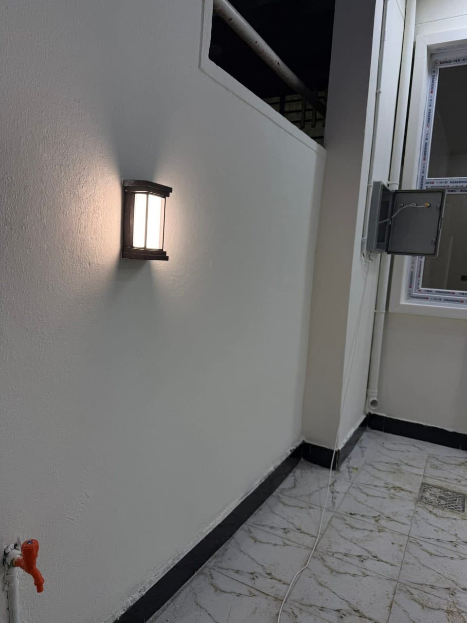 السلام عليكم بيت طابو صرف حي الحسناوي مساحة 130 متر بناء طابوق درجة اولى حديث مامنزول غرفة وصاله واستقبال ومطبخ ومجمع صحيات داخليه وخارجيه مسحوب عليه مبادره السعر 59وبي مجال بسيط علما سعر البيت قبل المبادره 85
رقم الهاتف ***********
