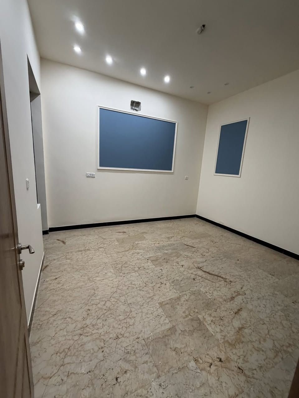 للإيجار في السيدية
دار سكن درجة أولى واجهة مرمر وأرضية مرمر وديكورات 
المساحة 80م واجهة 6م مدخلين 

يحتوي علا الطابق الأول مدخلين صالة ومطبخ وغرفة نوم وخدمات الرئيسية 
الطابق الثاني غرفتين نوم وخدمات الرئيسية 
طابق ثالث بيتونه كبيره وسطح 

ملاحضه. الكاونتر كامل مع البيت

الموقع السيدية خلف شارع النخيل 

للاستفسار ***********
