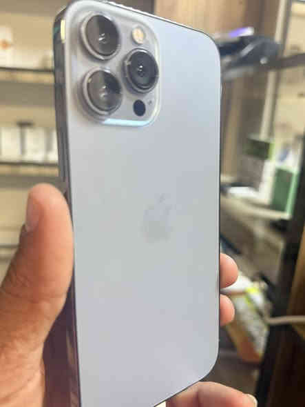 سلام عليكم ١٣ برو ماكس 
ذاكرة ٢٥٦
بطارية ٨٤ بلادي 
سعر ٦٧٥ او بي  شي بصيط كلش  
***********
