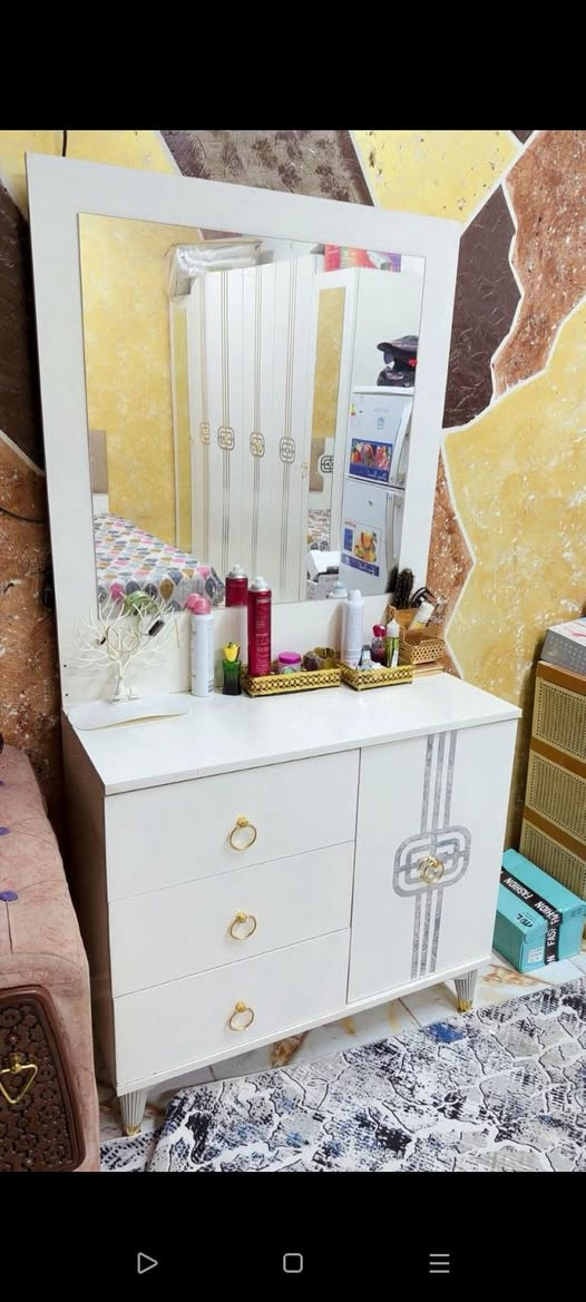 سلام عليكم غرفه للبيع نضيفه مابيهه ضرر السعر 500
***********
