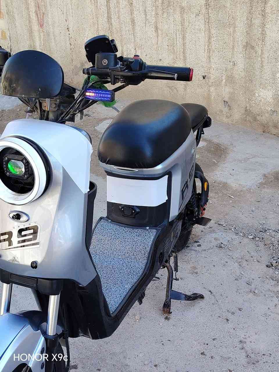 R9 للبيع
المواصفات
3 سرع
هورن
نظام رجوع للخلف
لايتات لد
لايت زنون عالي
دبل اشاره
اشاره يمنه يسره
بطاريات و نلي صار 20 يوم من بدلتهن
دوشمه جديد
تايرات جديد
قدره الملف 1200
سله موجوده
الدراجه تتسع راكبين
الوزن الأقصى للتحميل 200كيلو
دوسه للسائق دوسات خلفيه موجوده ضامهن للحفاظ عليهن
دبل امامي دهن
دبل خلفي غاز
بريكات دسك امامي خلفي
لايتات قريب على الجاملغ يشتغل ابيض من نكمش بريك يشتغل احمر
شاشه تقره اي عطل
شاشه سرعه
R9 SPORT
چكمچه لتخزين الاشياء
تعلاكه تعلك بيه غراض
الدراجه بيه سويجين +بصمتين
تشغيل عن بعد
جهاز انذار
بكلايت خلفي
اشاير اماميه تتبعيه ++ يجي بيهن لايت لو ازرك للجماليه
شاحنه موجوده
تچوه الراكب الخلفي موجوده 
وايرات بطاريات جدد انطيك هديه 
نظافه 99٪
المديل2025
تكدر تفحصه يم اي ابو دراجات
المكان بغداد
للاستفسار الاتصال على ٠
***********
