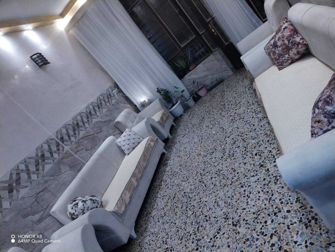 للبيع بيت  بالشعلة قطاع السابع مساحة 100 متر واجهة ٧ و٧٥ سم والنزال ١٤و نص تقريبا متر تقريبًا موقع ممتاز بالشارع الغربي داخل شارع اسواق
 علي نافورة البيت عالي عن الشارع طابق واحد مقرنص جديد مجاري جديدة محولتين كهرباء بالفرع يتكون من طرمة استقبال صالة مطبخ غرفة نوم منور حمام مشترك داخل المنور وتواليت خارجي السعر 110 قابل للتفاوض
***********
