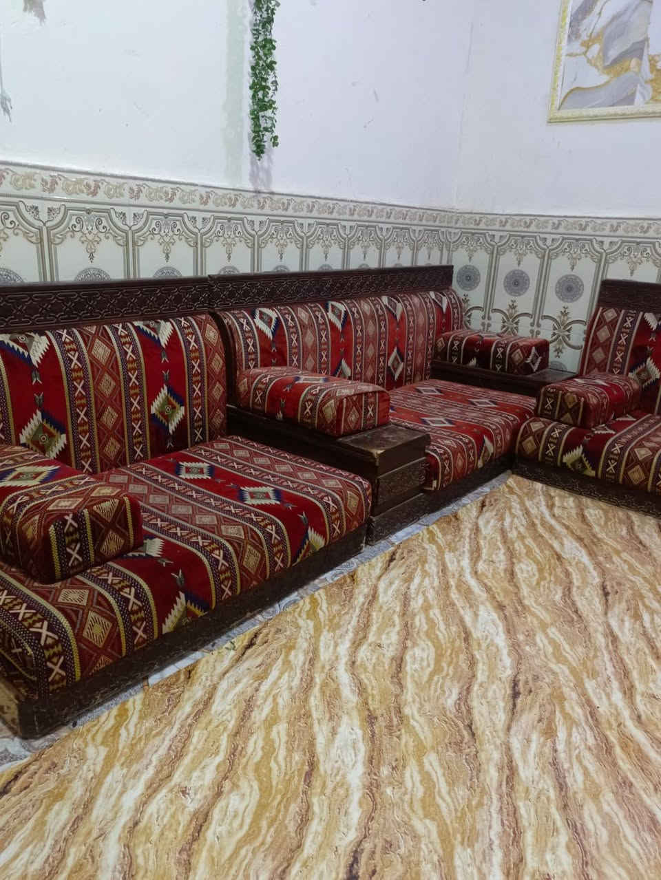 السلام عليكم 
عندي ديوان كويتي قوي نضيف 7 قطع مع طاوله كبيره للبيع السعر ٢٧٥ وعندي جهاز جري للبيع نضيف كلش استخدام مرتين للبيع السعر ٢٥٠ يحمل اوزان ثقيله الأستفسار الاتصال على الرقم ***********
