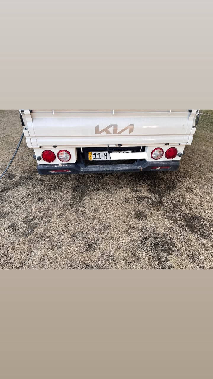 السلام عليكم ورحمة الله وبركاته 

للبيع كيا موتورز موديل 2025  قمارة وربع 

عداد 9 الآلاف كيلومتر أخت الجديدة 

محرك 2700 

كير عادي

مقاعد جلد  

شاشة مسجل اصلية

كامرة خلفية

حساس خلفي

جام كهرباء

تحكمات ستيرن 

رقم بغداد المرغوب 

السيارة جديدة ومكفولة كفالة عامة 

مكان السيارة كربلاء-الحسينية 

للأستفسار الأتصال على الأرقام التالية :

***********–***********
