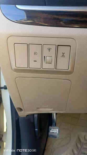 السلام عليكم ورحمه الله وبركاته 
للبيع هيونداي سنتاڤي 2011 فول عده البصمة محرك 6 لا صرف ولا نفخ 7 راكب 3 قطع تبريد فتحة سقف السيارة بأسمي شرط الوكاله او التحويل بيها قطعتين صبغ بدون دواخل شرط 
للأستفسار  ***********
