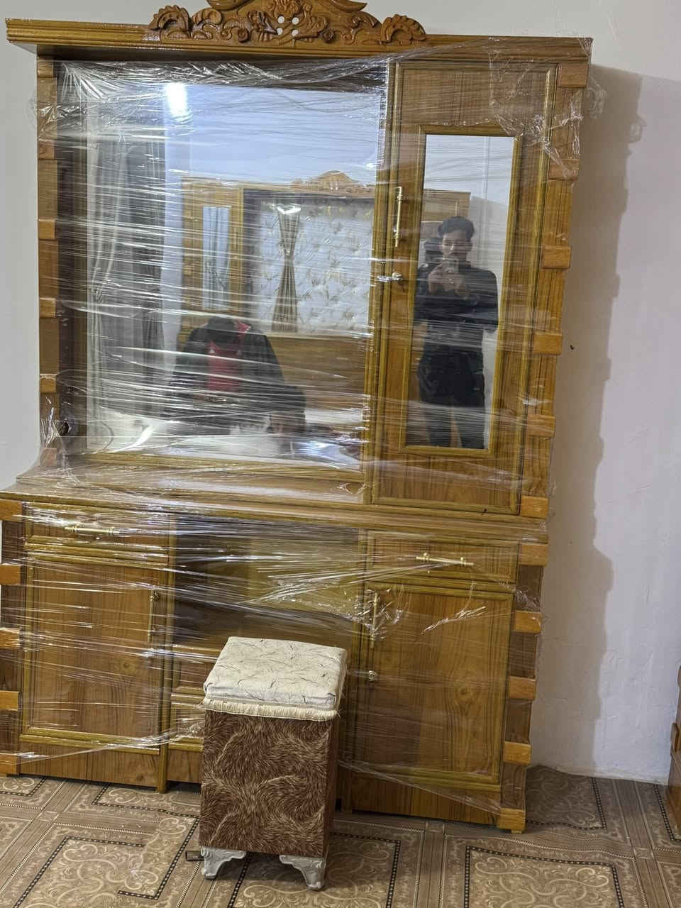 السلام عليكم غرفه أخشاب للبيع جديده السعر 1600قفل مكاني نجف  مشخاب ***********
