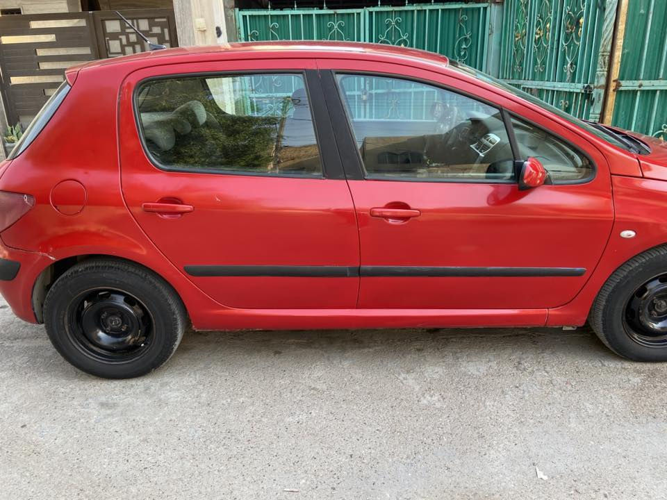 السلام عليكم بيجو فرنسي 307 موديل 2005 رقم بغداد إنكليزي باسمي السنوية لغاية 2030 السيارة محرك كير نظيفات تبريد شغال مصبوغة عام للجمالية بيه ضربة بحافة الجاملغ خلف السائق صدره الأمامي مبدل قبل فترة الخلفي تعبان بيه باتري جديد منضومة بانزين جديدة غرفته نضيفة بكلايتات وياه جدد ممشدودات السعر 48 وبيه مجال 
العنوان بغداد حي العامل رقم الهاتف *********** بي واتساب
