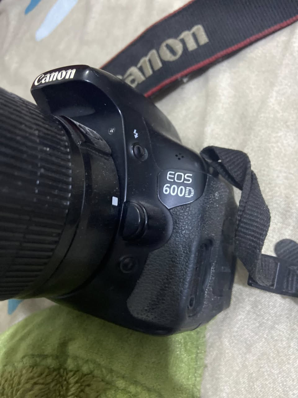 السلام عليكم كامره كانون للبيع نضيفه نقص بيها بس الشاحنه مال بطاريه موجوده جنطه مالتها السعر ٢٨٠وبيها مجال الاستفسار ***********بي واتساب
