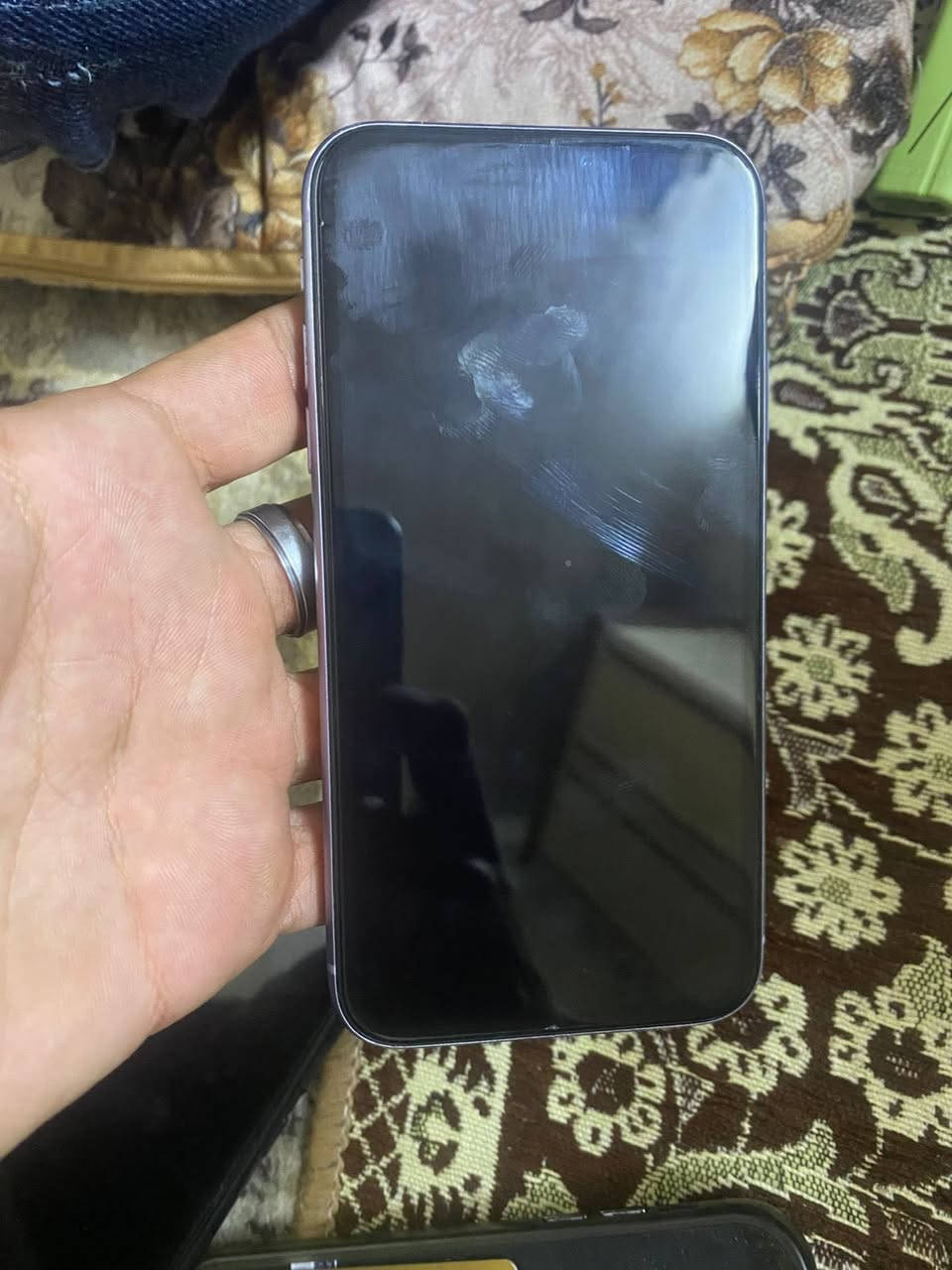 السلا عليكم ايفون 11 للبيع او مراوس ويا ايفون 12 برو او برو ماكس ونطي فوق
ذاكرته ١٢٨ 
بطاريه ٧٣ بلادي ما يصرف ابدا كلشي بلادي 
فيس إيدي شغال كامل كامل
شعندك مراوس نزل بتعاليق لو 
اتصل ***********
