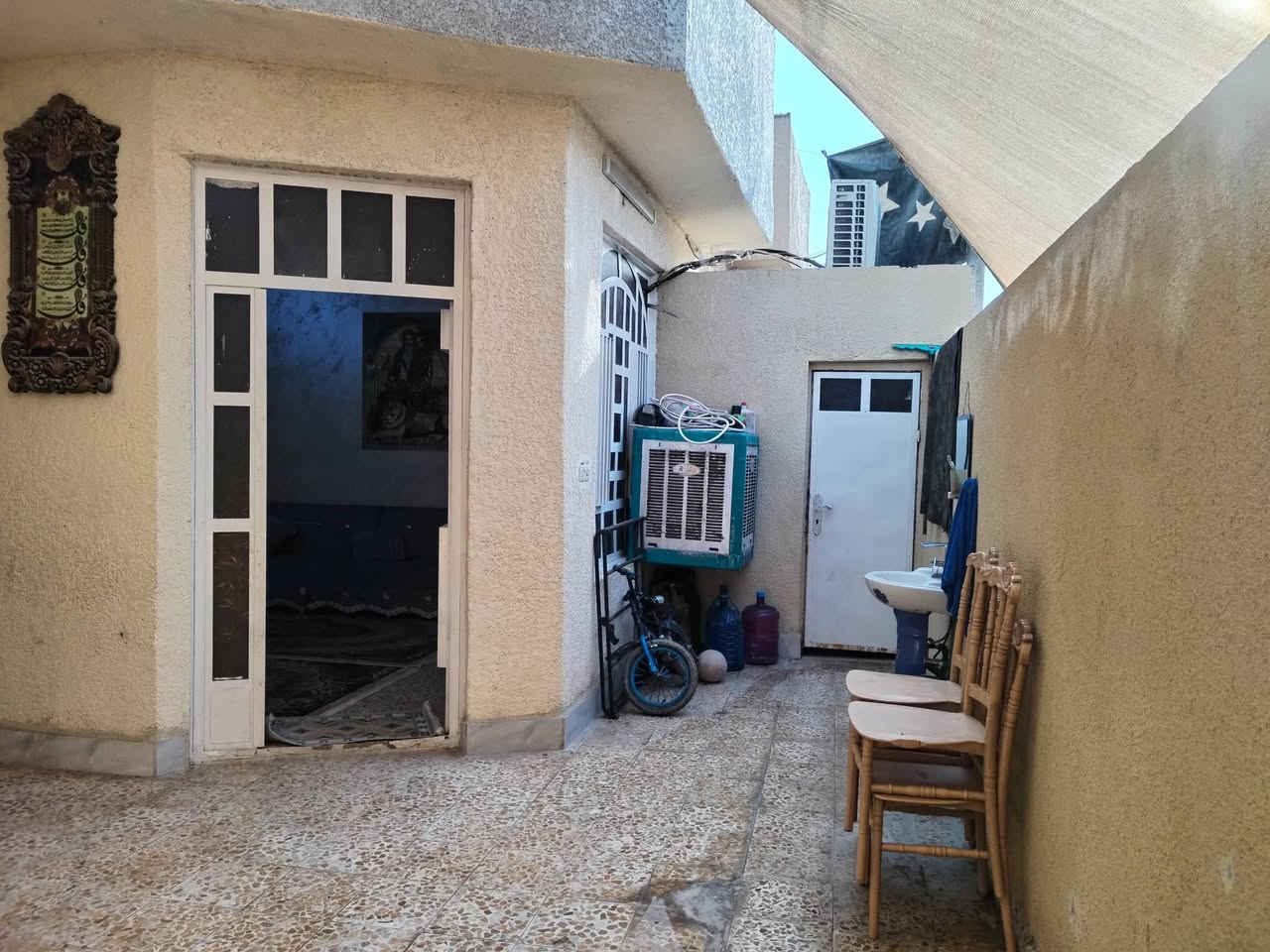 السلام عليكم دار زراعي  للبيع مساحة ١١٠م مربع يحتوي الدار على كراج واستقبال وغرفة نوم وصال كبيره وملحقاته وغرفه وصاله وسطح القاط الثاني السعر 85 وبي مجال العنوان بغداد الحبيببه حي الزهراء منطقة ال 100 للاتصال واتساب وهاتف على هذا الرقم *********** غير متواجد على فيس
