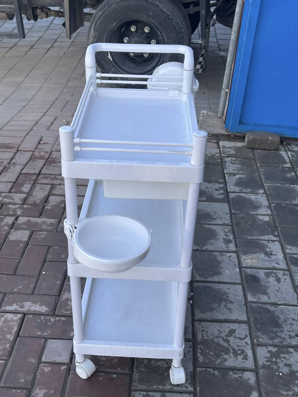 عربانه لون ابيض مستعمل قليل كميه خير من الله سعر القطعه 25 الف دينار فقط العنوان بغداد البنوك حي سومر 
الرقم : *********** •
