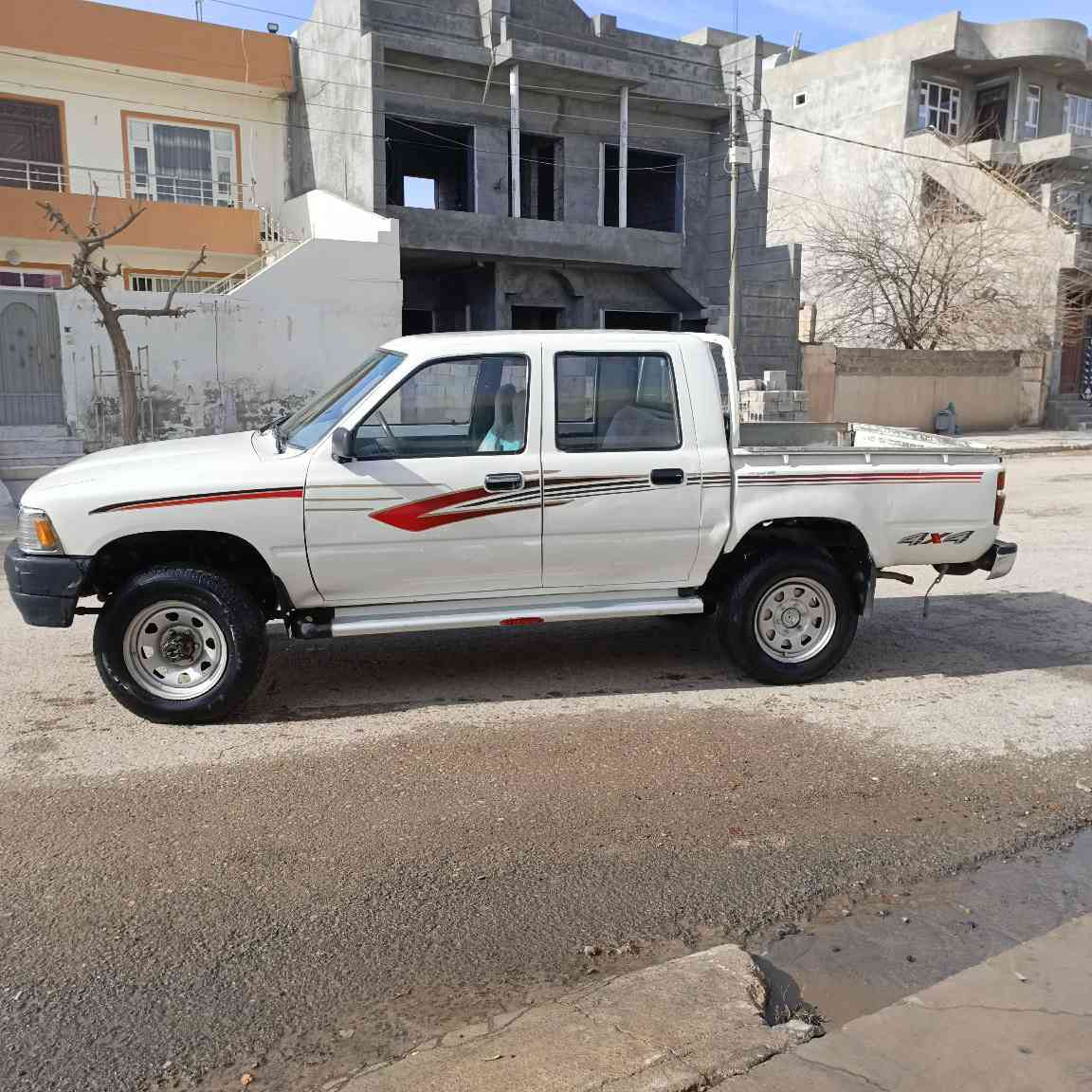 پیکاب توێتا toyota ١٩٩٥ سەیارەیەکی جوان و تون و تۆڵ و ئاڕمە و دەبڵ ئەکسل 
***********
*********** السليمانية, العراق
