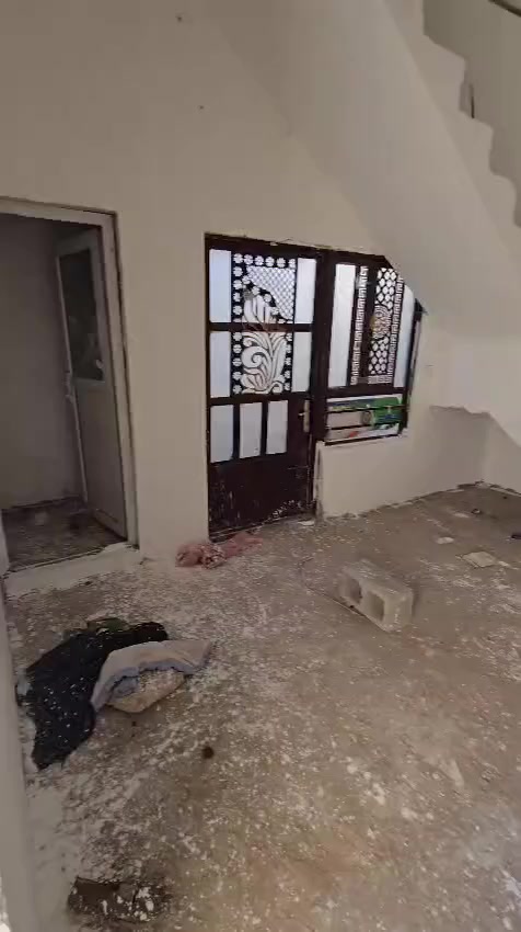 السلام عليكم بيت للبيع المساحه 100 متر غرفه ومساحه درج ومطبخ
العنوان حي الأمير رابع فرع وره السيطره 
السعر 25 بي مجال 
للاستفسار ***********
