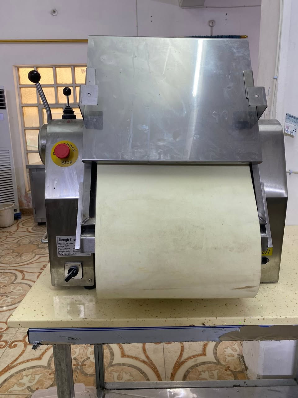 • السلام عليكم ورحمة الله وبركاته..

• للبيع فردة عجين (Dough Sheeter) منضدية، ستانلس ستيل بالكامل، جديدة غير مستعملة . مال شغل معجنات، كيك، وكرواسون.

• المواصفات:
• الموديل: LM-S380 (حجم منضدي ممتاز ما يأخذ مساحة بالمطبخ).

• التحكم بالسمك: قياس الفرد دقيق جداً يتحكم بسمك العجينة من (0 إلى 35 ملم) حسب الرغبة.

• الكهرباء: اقتصادية جداً (400 واط) وتشتغل على نظام 220 فولت (تشتغل على المولد عالي العال).

• النظافة والأمان: الحزام الناقل نظيف جداً ومحافظ عليه مثل ما واضح بالصور، والجهاز مجهز بزر التوقف الاضطراري للأمان (Emergency Stop).

 الوزن والأبعاد: وزن الجهاز 90 كيلو غرام (حديد ثقيل ورصين لمنع الاهتزاز أثناء الفرد)، وأبعادها ملمومة وعملية (200x77x58 سم ).

• الفردة كاملة ومكملة وشغالة فحص وتجربة

• السعر: [2,500,000 دينار]
• المكان : [الفلوجة/ الانبار]
• للاتصال والاستفسار: [***********] اتصال او واتساب
