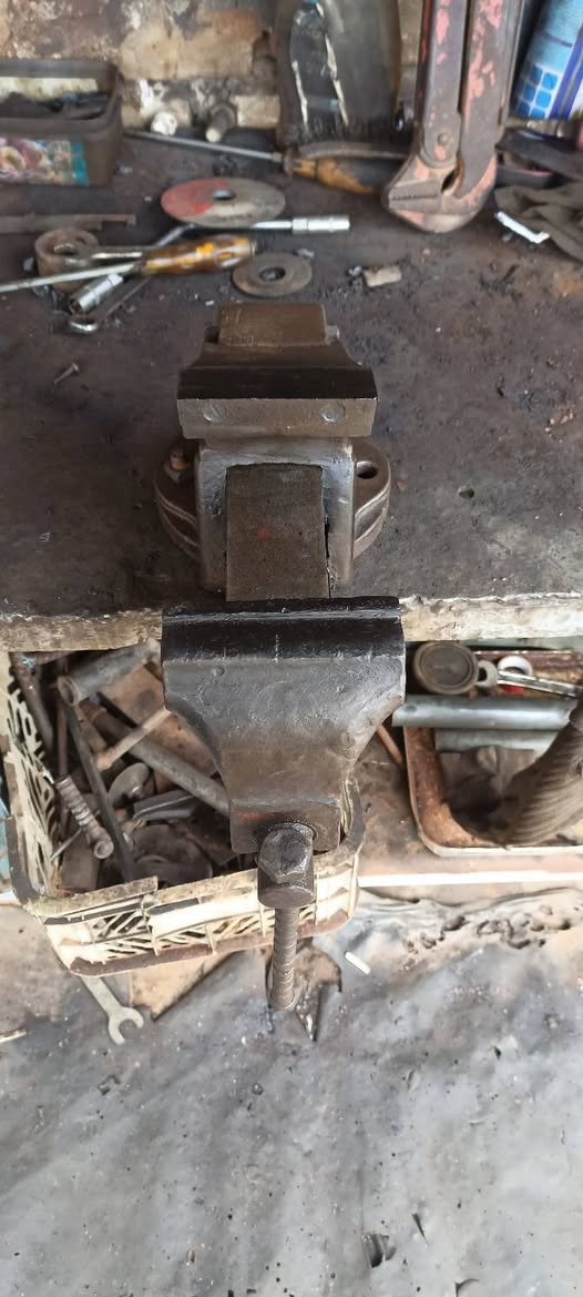 سلام عليكم منكنه حديد قديمه حجم 5نج ام نجمه 
تفتح 13سانتيم 
عرض فج 10سانتيم 
*********** بي واتساب
