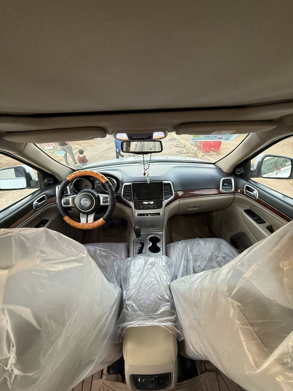 السلام عليكم جيب خليجي 2013 فول موصفات لمتدد معروفه مواصفات المتدد ما حاجه اذكرها فول كير ومحرك كفاله لا تنقيص ولا تبخير بيها جاملغين صبغ الامامي والخلفي وبيها صبغ مكانات بالقماره اثر خياس شرط اثر خياس بدون حادث والقماره ثلثينها بنراما شواصي لغود شرط بدون دكة جاكوج رقم بغداد مشروع وطني مداور ثاني يوم 
السعر 153 وبيها مجال للشراي 
مكان السياره ميسان ناحية سيد احمد الرفاعي 
للاتصال ***********
