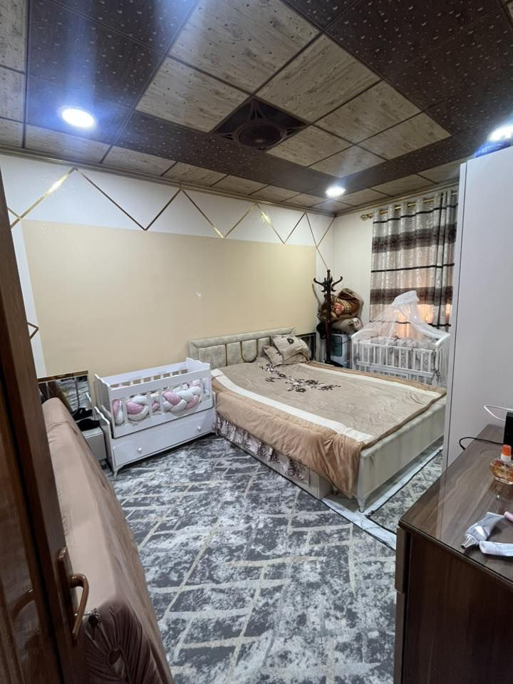 بيت للبيع في حي الانتصار سند ملك صرف طابو الزهور مساحه البيت 110 متر مربع موقعه مميز جدا  شارع 20 متر البيت طابقين 
الطابق الاول مصوره فديو 
الطابق الثاني يتكون من غرفتين نوم وهول جبير ومطبخ وصحيات وبيتونه 
السطح يحتوي عل مخزن 

البيت سعره مناسب للتواصل الاتصال على 
اتصال ***********
 وتساب ***********
