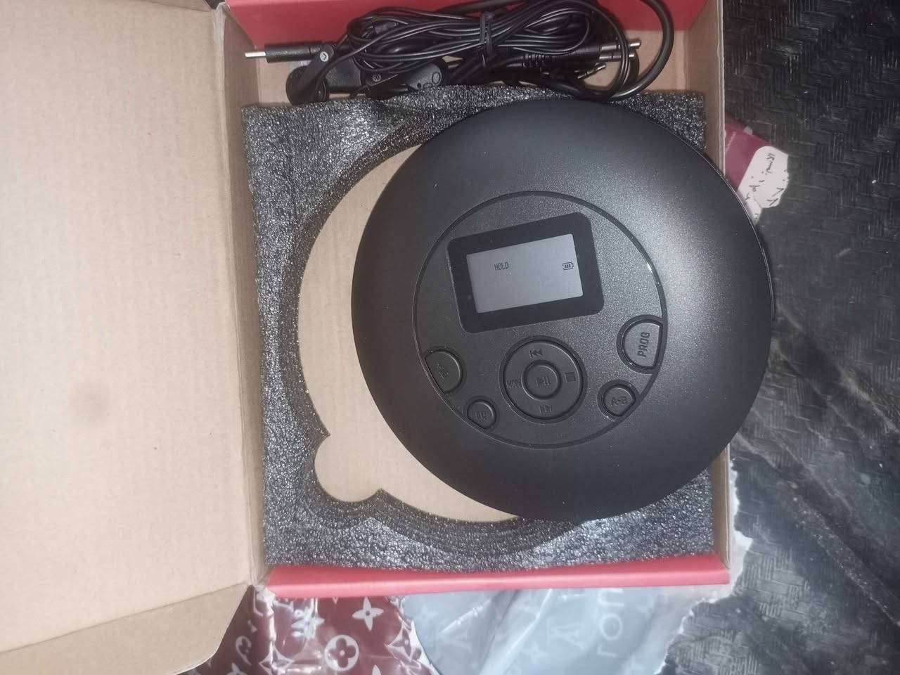 تشغيل متعدد الوسائط: يدعم تشغيل الأقراص المضغوطة (CD)، وملفات MP3، كما يحتوي على فتحة لبطاقة Micro SD (حتى 32 جيجابايت).
البطارية والطاقة: مزود ببطارية قابلة لإعادة الشحن (سعة 1000 مللي أمبير في بعض الموديلات) توفر وقت تشغيل يصل إلى 7 ساعات.
وظائف متقدمة:
خاصية مانع الاهتزاز (Anti-Skip) لضمان استمرار التشغيل بسلاسة أثناء الحركة أو القيادة.
وظيفة تكرار المقاطع (A-B Repeat) والبرمجة (PROG).
ميزة "ذاكرة التشغيل الأخيرة" (Resume function) التي تبدأ من حيث توقفت.
التوصيل: يمكن توصيله بسماعات الرأس أو دهوك, العراق


**إذا كنت صاحب هذا الإعلان وتريد حذفه لأي سبب، رجاءا أرسل رسالة إلى الدعم الفني**