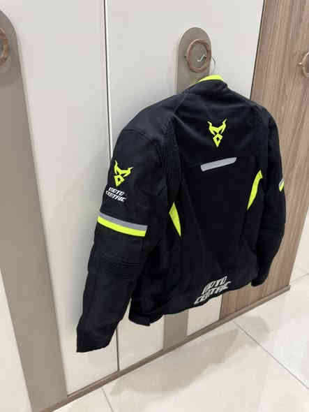 سلام عليكم جاكيت فول كسارات جديد لابسه كم مره مميز لونه قياس L ماعندي بس هاذا  توصيل موجود مكاني بغداد ***********
