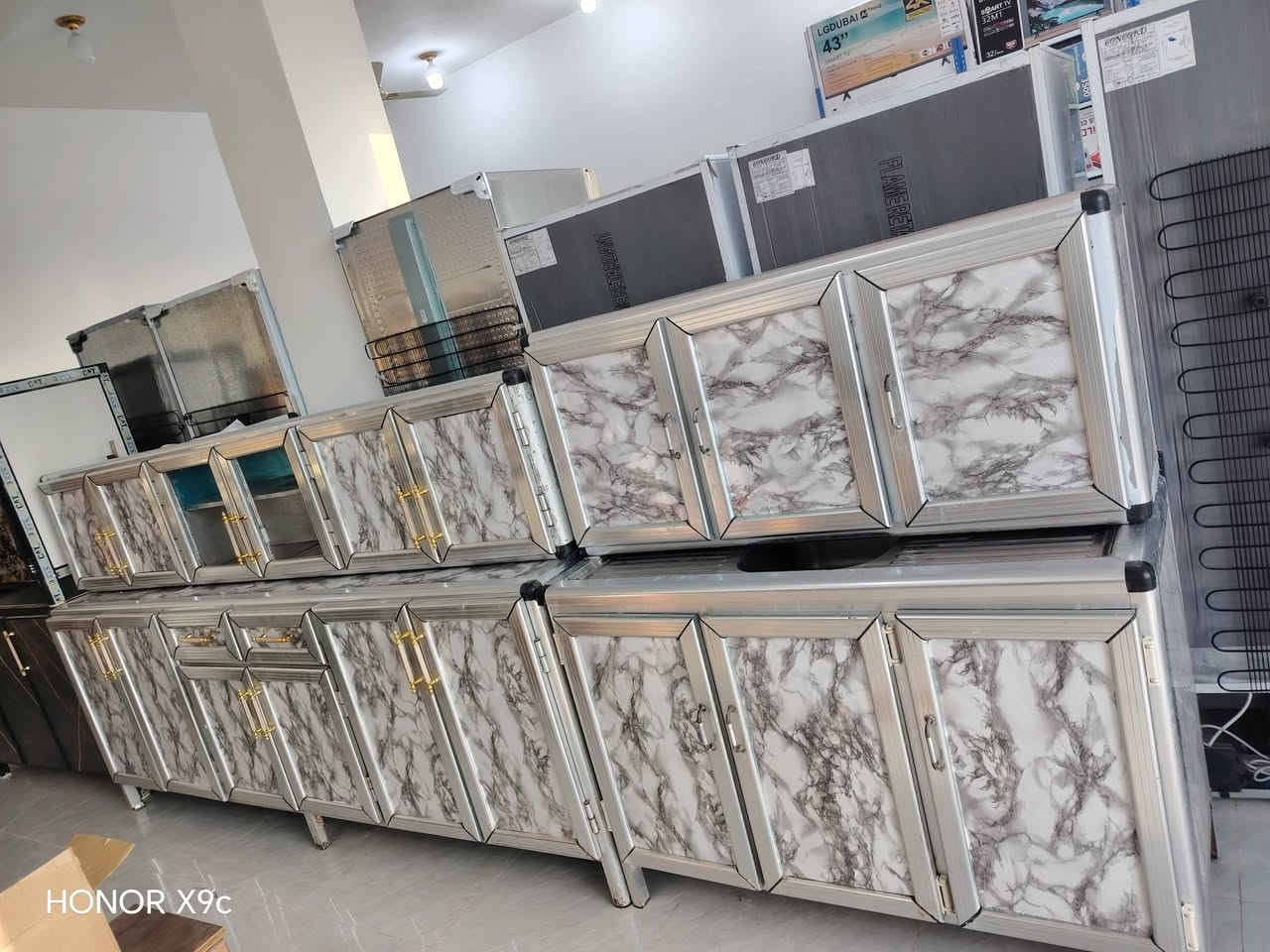 كاونتر مترين ونص 4 قطع فول نضيف السعر 600 وبي مجال بصيط الاستفسار عل رقم ***********
